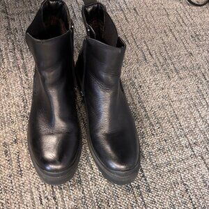 Blondo Waterproof Chelsea Boots Size 9